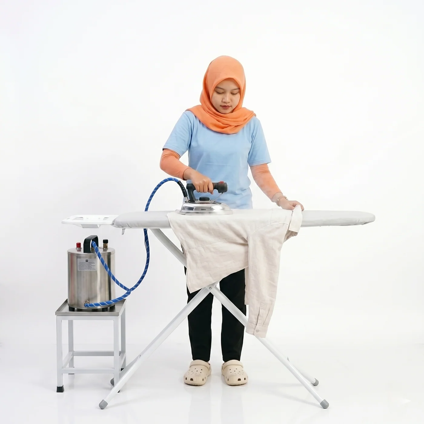 Ilustrasi proses setrika menggunakan setrika uap anti lecek
